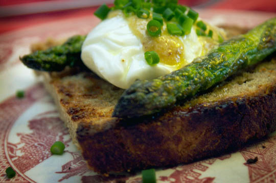 Poached egg with asparagus on toast